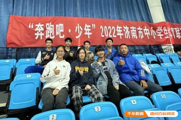 济南西城实验中学获市羽毛球比赛混双冠军(图1)