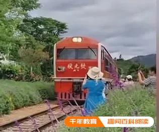 两女子不顾鸣笛铁轨旁拍照逼停火车(图3)